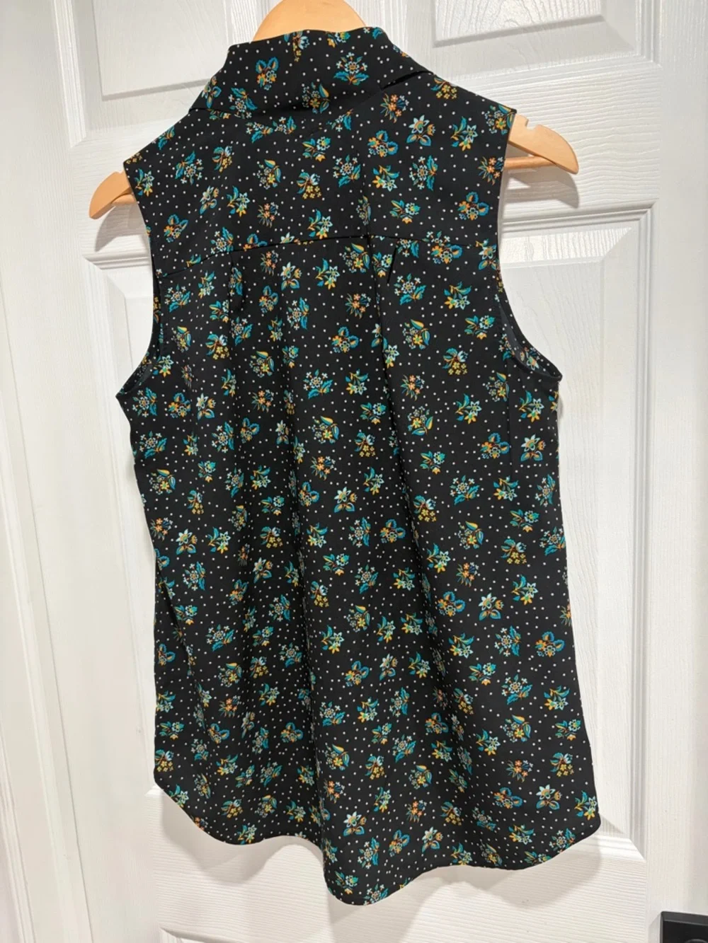 CAbi Black Sleeveless Floral Collared Pull-Over Blouse with Buttons - Picture 6 of 9